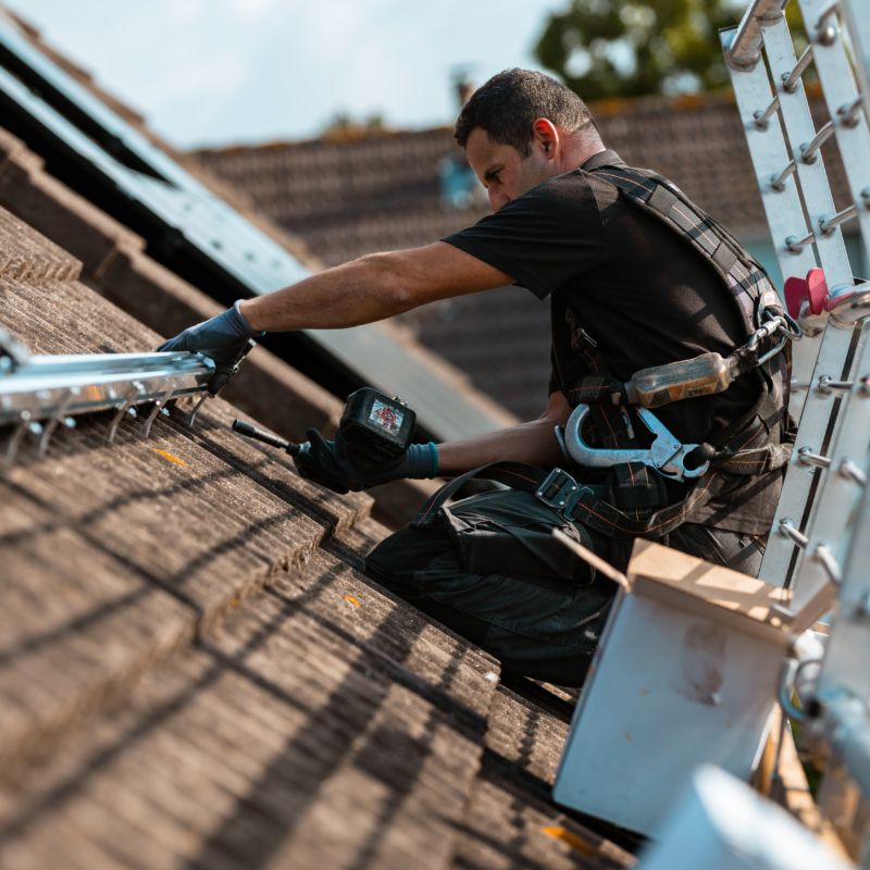 Werken op het dak zonnepanelen